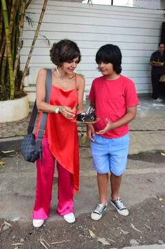 Mandira Bedi ने पैप्स संग सेलिब्रेट किया बेटे वीर का बर्थडे, न्यू कार फ्लॉन्ट करते हुए दोनों बच्चों संग दिए खूब पोज