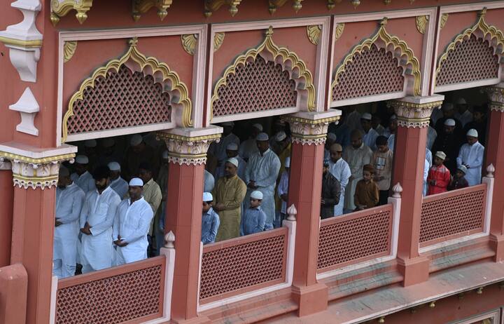Muslims offer 'namaz' on the occasion of Eid al-Adha festival, at Nakhoda Masjid in Kolkata. (Image source: PTI)