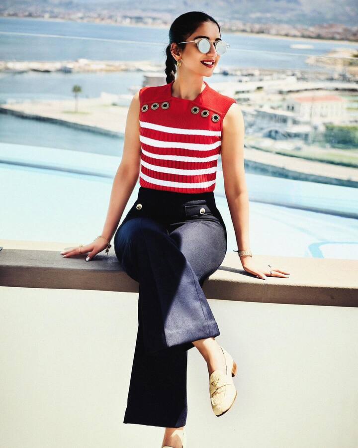 अनंत और राधिका का दूसरा प्री-वेडिंग फंक्शन फ्रांस से इटली जाने वाले क्रूज पर रखा था. इसका जश्न चार दिन तक चला. जिसमें अंबानी परिवार होने वाली छोटी बहू ने एक से बढ़कर एक लुक कैरी किए.