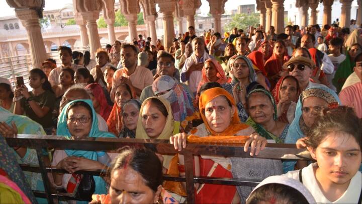 उसके बाद नागा बाबा प्रतिमा को बैलगाड़ी में रखकर वृंदावन से चल पड़े. उस बैलगाड़ी का पहिए चलते-चलते भरतपुर में जिस स्थान पर रूके वहां बांके बिहारी जी मंदिर की स्थापना कर दी गई. तभी से बांके बिहारी भरतपुरवासियों के इष्टदेव के रूप में कृपा बरसा रहे हैं.