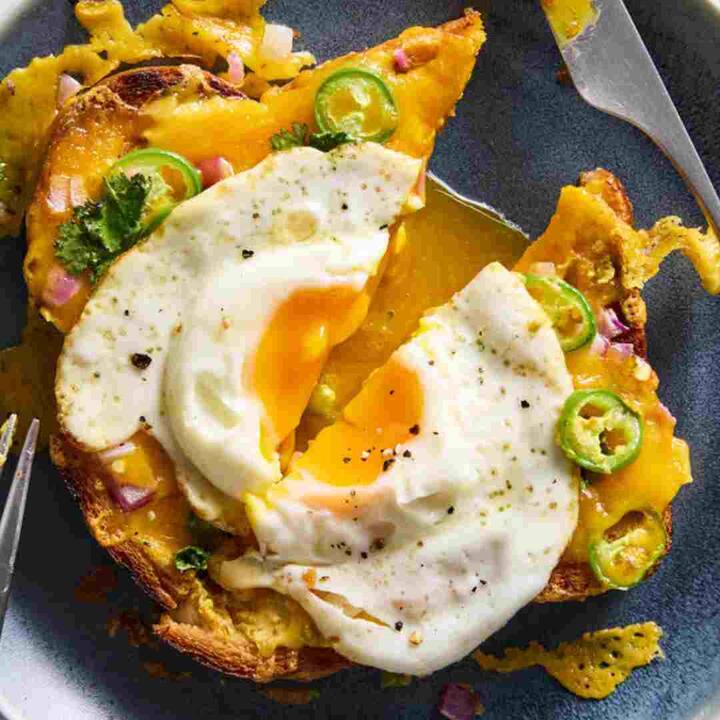 ਸੇਲੇਨੀਅਮ, ਫੋਲੇਟ, ਜ਼ਿੰਕ, ਕੈਲਸ਼ੀਅਮ, ਪ੍ਰੋਟੀਨ, ਵਿਟਾਮਿਨ ਏ, ਈ, ਡੀ ਅਤੇ ਵਿਟਾਮਿਨ ਬੀ-2, ਬੀ-5, ਬੀ-6, ਬੀ-12 ਵਰਗੇ ਕਈ ਪੌਸ਼ਟਿਕ ਤੱਤਾਂ ਨਾਲ ਭਰਪੂਰ ਅੰਡੇ ਨੂੰ ਗਰਮ ਸੁਭਾਅ ਦਾ ਮੰਨਿਆ ਜਾਂਦਾ ਹੈ। ਗਰਮੀਆਂ ਵਿੱਚ ਇਸਦਾ ਸੇਵਨ ਸੋਚ ਸਮਝ ਕੇ ਕਰਨਾ ਚਾਹੀਦਾ ਹੈ।