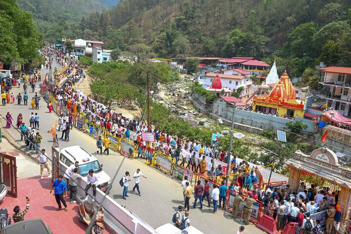 इस साल बाबा नीब करौरी के जन्ममहोत्सव पर आयोजित कैंचीधाम महोत्सव ने श्रद्धालुओं की दर्शन को जुटी भीड़ से लेकर व्यवस्थाओं ने पिछले सारे रिकॉर्ड तोड़ दिए हैं. खासकर यात्रा में देश-विदेश से जुटने वाली भीड़ को देखते हुए मुख्यमंत्री पुष्कर सिंह धामी ने खुद व्यवस्थाओं की मॉनिटरिंग की.