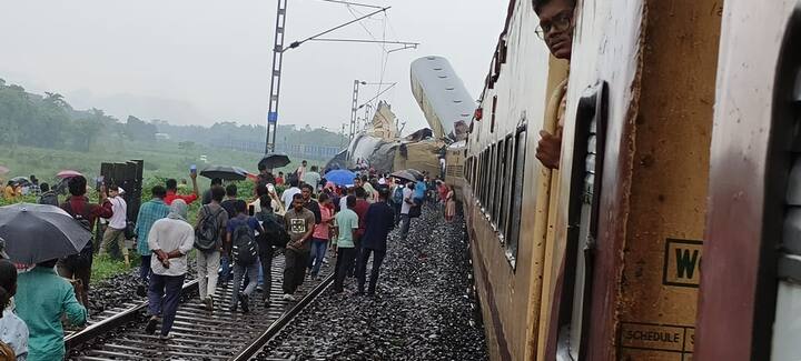 30க்கும் மேற்பட்ட பயணிகள் காயமைடந்த நிலையில், சரக்கு ரயில் ஓட்டுநரும் உயிரிழந்தார்.