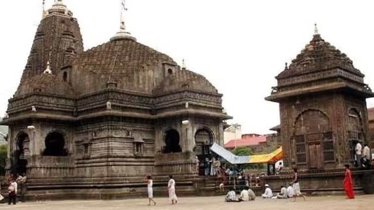 Trimbakeshwar temple security guards beat devotees Nashik Maharashtra Marathi News Nashik News : त्र्यंबकेश्वर मंदिरातील सुरक्षा रक्षकांची 'भाईगिरी'; भाविकांना धक्काबुक्की अन् मारहाणीचा आरोप