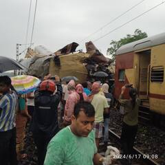 Kanchanjungha Express Train Accident :  पश्चिम बंगालमध्ये कंचनजंगा एक्स्प्रेसचा अपघात, पाहा भीषण दुर्घटनेचे फोटो!