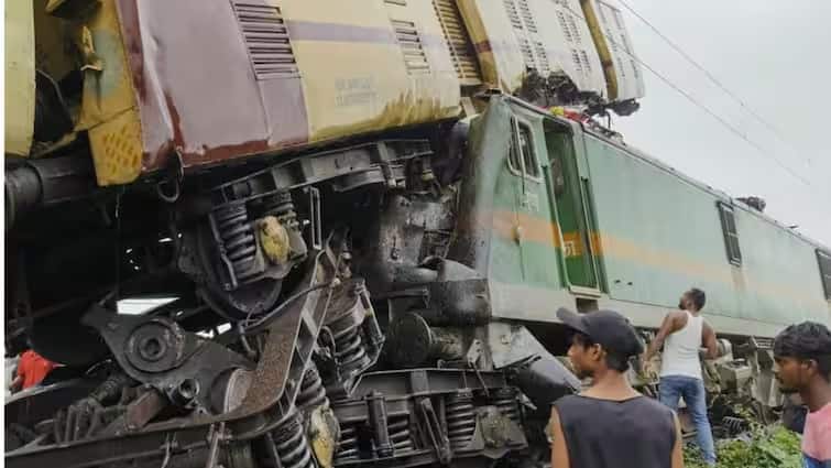 kanchanjunga express accident death toll Railways Minister Ashwini Vaishnaw visit the Kanchenjunga Express train accident site marathi news Train Accident : मालगाडी आणि एक्स्प्रेस रेल्वेची धडक, भीषण दुर्घटनेत 15 जणांचा मृत्यू 