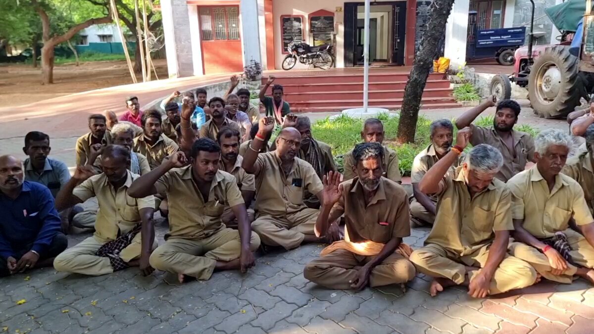 பேரூராட்சி மன்ற துணைத் தலைவர் மீது பொய் புகார் கூறியதாக துப்புரவு பணியாளர்கள் போராட்டம்