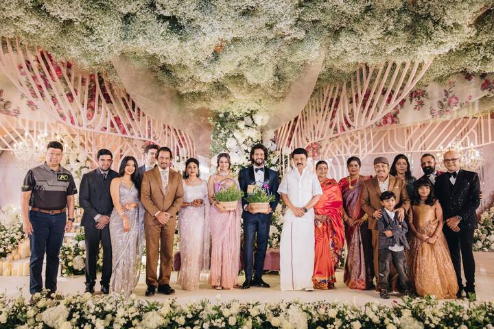 மனைவி துர்காவுடன் வருகை தந்த தமிழக முதல்வர் ஸ்டாலின், மணமக்களுக்கு பூங்கொத்து கொடுத்து வாழ்த்தினார்.