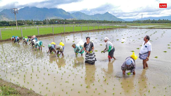 किसानों से संवाद करने से पहले प्रधानमंत्री नरेंद्र मोदी किसान सम्मान निधि की 17वीं किस्त भी जारी करेंगे.