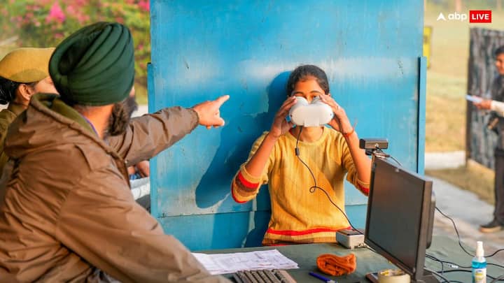 प्रेस सूचना ब्यूरो (पीआईबी) ने 'एक्स' पोस्ट के जरिए बताया कि फर्जी वॉट्सऐप मैसेज में दावा किया गया कि अग्निपथ योजना को कई बदलावों के साथ समीक्षा के बाद 'सैनिक सम्मान योजना' के रूप में फिर से शुरू किया गया है. इसमें सेवा की अवधि को बढ़ाकर 7 साल करना और 60% स्थायी कर्मचारी और बढ़ी हुई आय है...भारत सरकार ने ऐसा कोई निर्णय नहीं लिया है.
