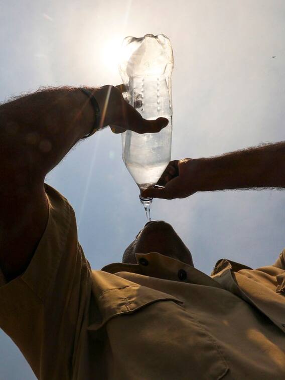 यूपी में चिलचिलाती गर्मी से परेशान लोग, IMD का RED ALERT