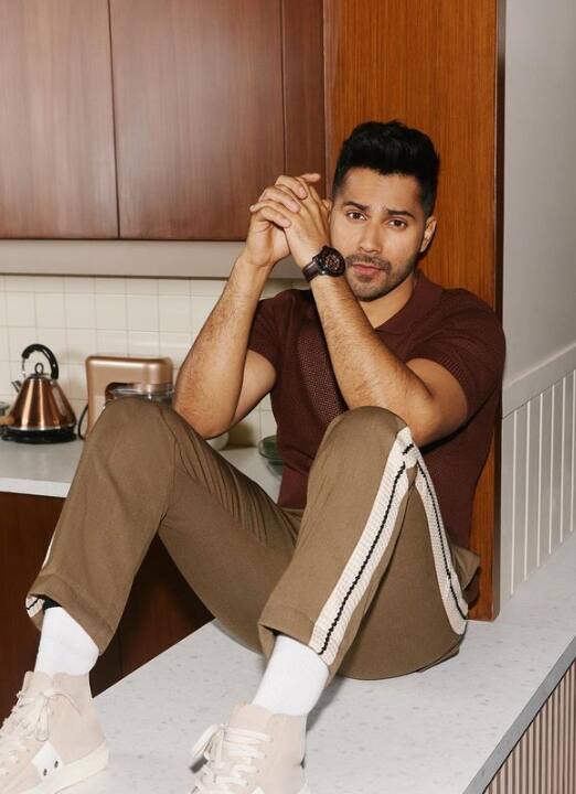 बता दें कि अब तक, वरुण धवन और उनकी पत्नी जुहू के एक अपार्टमेंट में रह रहे थे, जिसे अभिनेता ने 2017 में खरीदा था. वहीं सी फेसिंग घर में शिफ्ट होने के बाद अक्षय कुमार और निर्माता साजिद नाडियाडवाला वरुण धवन के पड़ोसी होंगे.