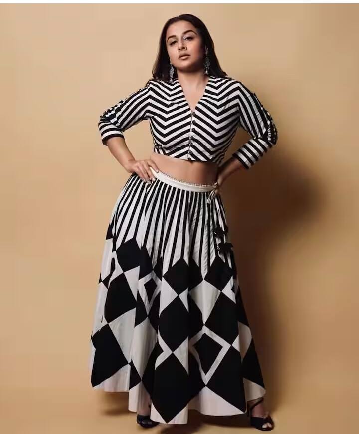 યોગ અને ધ્યાન: વિદ્યા બાલન નિયમિત રીતે યોગ કરે છે, જે લવચીકતા જાળવવામાં, મુદ્રામાં સુધારો કરવામાં અને તણાવને દૂર કરવામાં મદદ કરે છે. ધ્યાનએ યોગને પૂરક બનાવે છે જે શારીરિક તેમજ માનસિક સ્વાસ્થ્યને સુધારવામાં મદદ કરે છે.