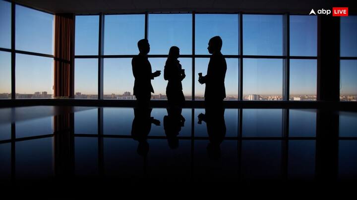 प्रधानमंत्री नरेंद्र मोदी के नेतृत्व वाली एनडीए सरकार ने देर से दफ्तर पहुंचने वाले कर्मचारियों को एक्शन से जुड़ी चेतावनी दी है.