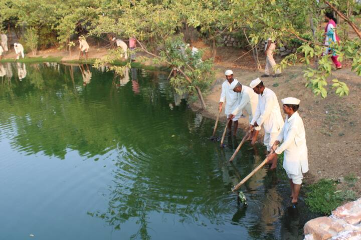 जबलपुर की सेंट्रल जेल में करीब 3 हजार बंदी हैं.जिसमें महिला बंदी भी शामिल हैं.उन्हें जल गंगा संवर्धन अभियान के दौरान जल संरक्षण और जल संवर्धन के बारे में जानकारी दी गई है.बंदियों ने पोस्टर के माध्यम से पानी बचाने और जल स्रोतों के संरक्षण का संदेश दिया है.