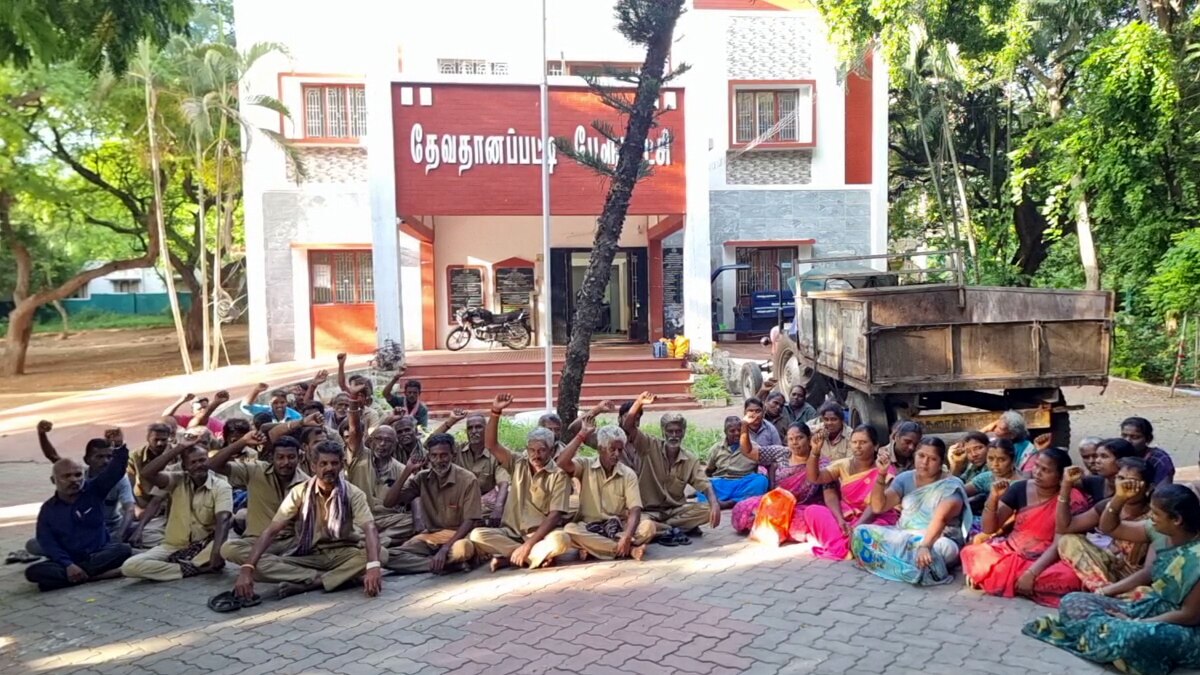 பேரூராட்சி மன்ற துணைத் தலைவர் மீது பொய் புகார் கூறியதாக துப்புரவு பணியாளர்கள் போராட்டம்