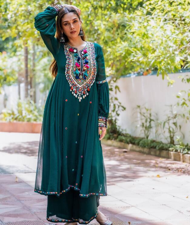 अदिति राव हैदरी इन दिनों संजय लीला भंसाली की नेटफ्लिक्स सीरीज हीरामंडी में अपनी बिब्बोजान की भूमिका के लिए खूब तारीफ बटोर रही हैं. बता दें कि हैदरी के पास मुंबई के अंधेरी पश्चिम में वर्सोवा में अपना एक अपार्टमेंट है. फिर भी हिंदुस्तान टाइम्स की रिपोर्ट के मुताबिक एक्ट्रेस कथित तौर पर मलाइका अरोड़ा के घर पर 2.31 लाख रुपये के मासिक किराए पर रहती हैं. एक्ट्रेस ने तीन साल के लिए 20 लाख रुपये की सिक्योरिटी अमाउंट भी जमा कराया है.