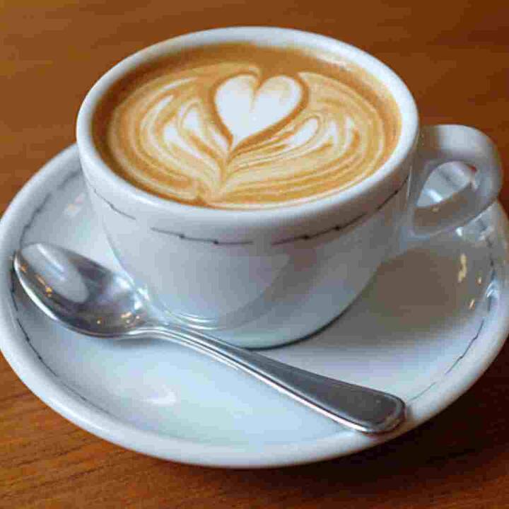 ਕੈਫੀਨ ਕਾਰਨ ਸਰੀਰ ਡੀਹਾਈਡ੍ਰੇਟ ਹੋਣਾ ਸ਼ੁਰੂ ਹੋ ਜਾਂਦਾ ਹੈ। ਇਸ ਨਾਲ ਬਲੱਡ ਪ੍ਰੈਸ਼ਰ ਵੀ ਵਧ ਸਕਦਾ ਹੈ। ਅਜਿਹੇ 'ਚ ਚਾਹ ਜਾਂ ਕੌਫੀ ਤੋਂ ਦੂਰ ਰਹੋ। ਖਾਸ ਤੌਰ 'ਤੇ ਜਿਨ੍ਹਾਂ ਲੋਕਾਂ ਨੂੰ ਹਾਈ ਬਲੱਡ ਪ੍ਰੈਸ਼ਰ ਦੀ ਸਮੱਸਿਆ ਹੈ, ਉਨ੍ਹਾਂ ਨੂੰ ਕੈਫੀਨ ਤੋਂ ਦੂਰ ਰਹਿਣਾ ਚਾਹੀਦਾ ਹੈ।