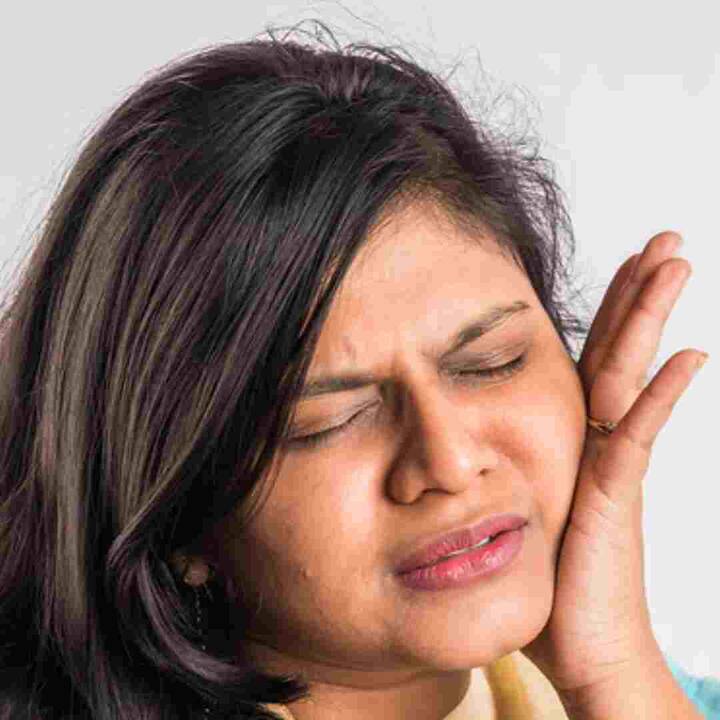 ਜੇਕਰ ਦੰਦਾਂ ਦੇ ਦਰਦ ਕਾਰਨ ਗੱਲ੍ਹਾਂ 'ਤੇ ਸੋਜ ਵਧ ਗਈ ਹੈ, ਤਾਂ ਕੋਲਡ ਕੰਪਰੈੱਸ ਕਾਫੀ ਰਾਹਤ ਦਿੰਦਾ ਹੈ। ਇਸਦੇ ਲਈ ਇੱਕ ਕੱਪੜੇ ਵਿੱਚ ਬਰਫ਼ ਦਾ ਇੱਕ ਟੁਕੜਾ ਲੈ ਕੇ ਇਸਨੂੰ ਲਗਾਓ ਜਾਂ ਤੁਸੀਂ ਇੱਕ ਆਈਸ ਪੈਕ ਲੈ ਸਕਦੇ ਹੋ। ਇਸ ਨਾਲ ਤੁਹਾਨੂੰ ਸੋਜ ਦੇ ਨਾਲ-ਨਾਲ ਦਰਦ ਤੋਂ ਵੀ ਰਾਹਤ ਮਿਲਦੀ ਹੈ