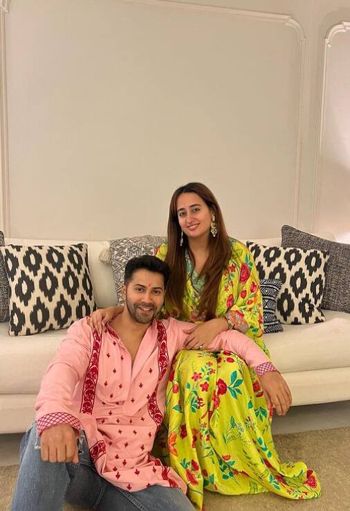 वरुण धवन और नताशा दलाल हाल ही में प्यारी सी बेटी के पेरेंट्स बने हैं. फिलहाल कपल अपनी न्यू बॉर्न बेटी के साथ पेरेटिंग के खूबसूरत पल एंजॉय कर रहे हैं. इन सबके बीच हिंदुस्तान टाइम्स और द इंडियन एक्सप्रेस की रिपोर्टों के अनुसार, न्यू पेरेंट्स वरुण और नताशा सी फेसिंग घर में शिफ्ट होने जा रहे हैं. रिपोर्ट्स के मुताबिक कपल ऋतिक रोशन के घर में किराए पर शिफ्ट होंगे. वहीं ऋतिक पड़ोस में ही एक और अपार्टमेंट में शिफ्ट होने जा रहे हैं.