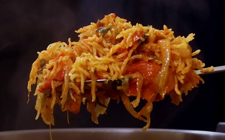 தேவையான பொருட்கள் : 1 கப் பாசுமதி அரிசி, 4 தக்காளி, 1 கை அளவு பச்சை பட்டாணி, 3 பெரிய வெங்காயம், 8 to 10 முந்திரி, 1 இஞ்சி துண்டு, 2 பூண்டு பல், 1 பச்சை மிளகாய், 4 சிவப்பு மிளகாய், 1 நட்சத்திர பூ, 2 ஏலக்காய், 2 பட்டை துண்டு, 3 கிராம்பு, 1 ஜாதி பத்திரி, 1 பிரியாணி இலை, 1/4 மேஜைக்கரண்டி மஞ்சள் தூள், 1 மேஜைக்கரண்டி மிளகாய் தூள், 1 மேஜைக்கரண்டி கொத்தமல்லி தூள், 1 கை அளவு கொத்தமல்லி, 1 கை அளவு புதினா, நெய் தேவையான அளவு, உப்பு
