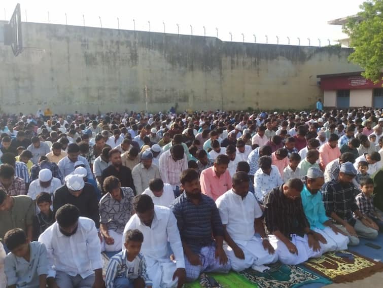 Bakrit festival: Muslims in Trichy offer special prayers பக்ரீத் பண்டிகை: திருச்சியில் சிறப்பு தொழுகையில் ஈடுபட்ட இஸ்லாமிய மக்கள்