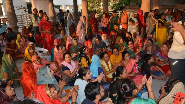 सेवर फोर्ट के सामने बने इस मंदिर का निर्माण लगभग 150 साल पहले हुआ था. मंदिर का निर्माण भरतपुर राज परिवार के महाराजा जसवंत सिंह ने करवाया था. महाराजा ने अपने पोते के जन्म की खुशी में यह मंदिर बनवाया था.