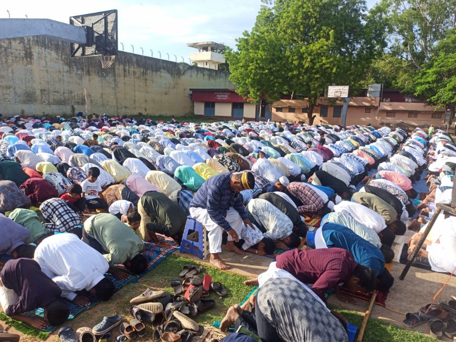 பக்ரீத் பண்டிகை: திருச்சியில் சிறப்பு தொழுகையில் ஈடுபட்ட இஸ்லாமிய மக்கள்