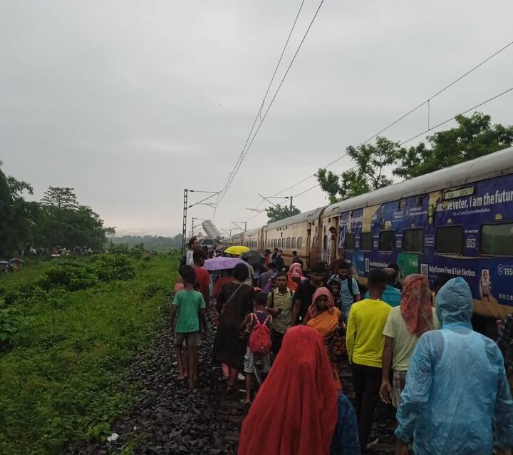 ரயில் பெட்டிகள் தடம் புரண்டுள்ளதால் சிக்கியுள்ள பயணிகளை மீட்கும் பணியில் மீட்பு படையினர் ஈடுபட்டு வருகின்றனர்.