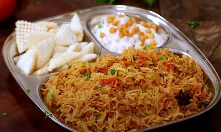 செய்முறை: முதலில் பாசுமதி அரிசியை கழுவி ஊற வைக்கவும். பின்பு ஒரு மிக்ஸி ஜாரில் ஒரு துண்டு இஞ்சி, பூண்டு, பச்சை மிளகாய், சிவப்பு மிளகாய், வெங்காயம் நறுக்கியது, சிறிதளவு கொத்தமல்லி புதினா, தேவையான அளவு தண்ணீர் சேர்த்து அதை பேஸ்டாக அரைத்து எடுத்துக்கொள்ளவும் .