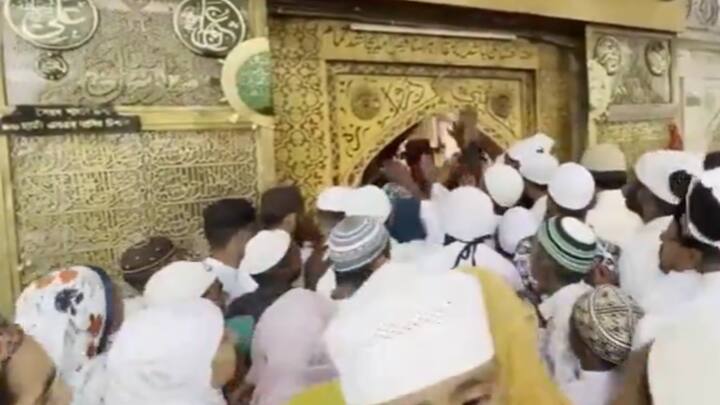 ईद-उल-अजहा के मौके पर नमाज अदा करने के लिए अजमेर में ख्वाजा मोइनुद्दीन चिश्ती की दरगाह पर लोगों की भीड़ उमड़ी.