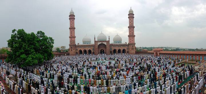 Muslims offer prayers on the occasion of Eid al-Adha, at Taj-ul-Masajid in Bhopal. (Image source: PTI)