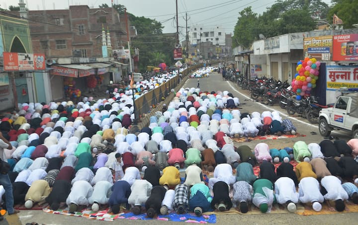 People offer 'namaz' on Eid al-Adha festival, at Bari Eidgah in Muzaffarpur.(Image source: PTI)