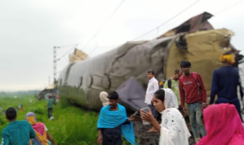 மேற்கு வங்கம் - விரைவு ரயில் மீது சரக்கு ரயில் மோதி விபத்து - பயணிகள் நிலை என்ன?