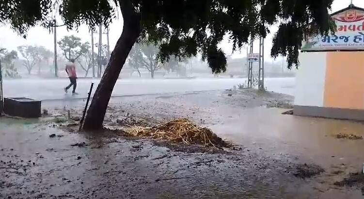 gujarat today morning rain causes waterlogging આજ સવારથી જ રાજ્યના આ વિસ્તારમાં વરસાદે ધડબડાટી બોલાવી, અનેક જગ્યાએ પાણી ભરાયા