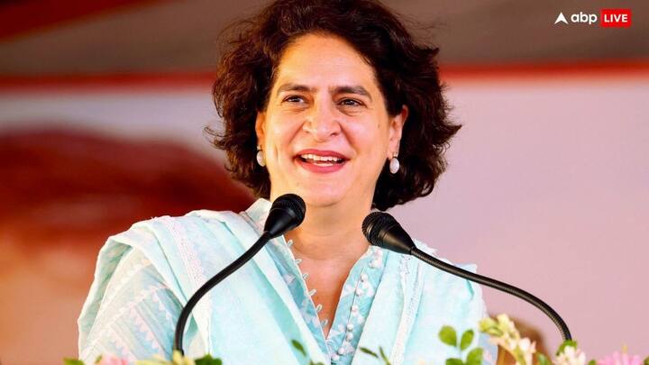 प्रियंका गांधी रायबरेली में अपनी मां सोनिया गांधी और अमेठी में अपने भाई राहुल के चुनाव अभियानों में सहायक की भूमिका में रहीं हैं. कांग्रेस ने उनके ही नेतृत्व में 2022 का यूपी विधानसभा चुनाव लड़ा. उस दौरान जनवरी 2022 में, प्रियंका गांधी वाड्रा ने अपने भाई राहुल गांधी के साथ 2022 उत्तर प्रदेश विधानसभा चुनाव के लिए कांग्रेस का घोषणापत्र लॉन्च किया.