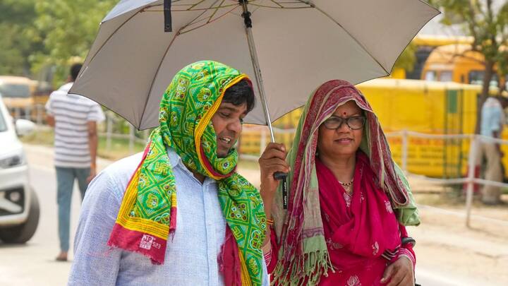 ओडिशा का झारसुगुड़ा जिले में अधिकतम तापमान 44.2 डिग्री सेल्सियस पहुंच गया. बौध क्षेत्र में तापमान 44.2 डिग्री सेल्सियस तक पहुंचा. जाजपुर शहर में तापमान 44.3 डिग्री सेल्सियस तक पहुंचा. वहीं ढेंकनाल में तापमान 44.5 डिग्री सेल्सियस दर्ज किया गया. ओडिशा की राजधानी भुवनेश्वर में पारा 45 डिग्री के भी पार पहुंच गया.