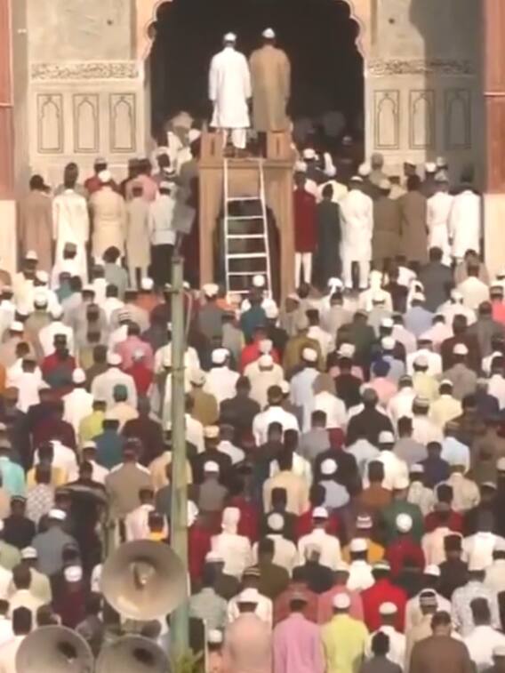बकरीद पर जामा मस्जिद में लोगों ने पढ़ी नमाज, देखें तस्वीरें