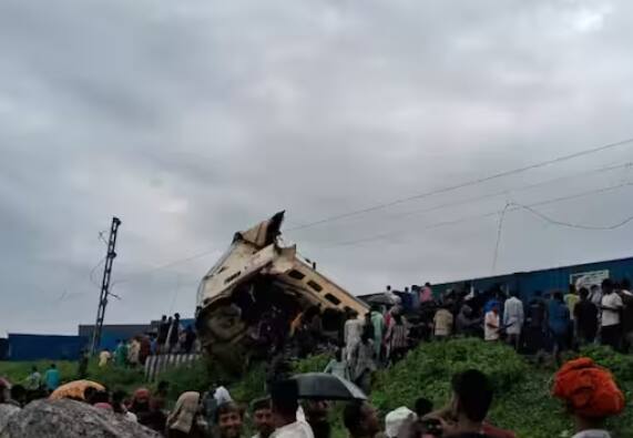 West Bengal Kanchanjunga Express Accident Photos: ਪੱਛਮੀ ਬੰਗਾਲ ਦੇ ਦਾਰਜੀਲਿੰਗ ਜ਼ਿਲ੍ਹੇ 'ਚ ਕੰਚਨਜੰਗਾ ਐਕਸਪ੍ਰੈਸ ਰੇਲ ਨਾਲ ਮਾਲ ਗੱਡੀ ਦੀ ਟੱਕਰ ਹੋ ਗਈ। ਇਸ ਘਟਨਾ ਤੋਂ ਬਾਅਦ ਮੌਕੇ 'ਤੇ ਰਾਹਤ ਅਤੇ ਬਚਾਅ ਕੰਮ ਜਾਰੀ ਹੈ।