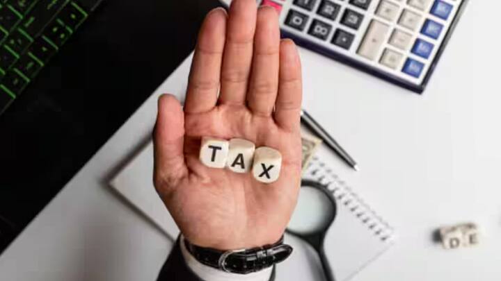 कारण ही काळजी न घेतल्यास ऐनवेळी मोठा फटका बसू शकतो. त्यामुळे आयटीआर भरताना काय चुका करून नये हे समजून घेऊ या. आयटीआर भरताना योग्य फॉर्मची निवड करणे फार महत्त्वाचे आहे. वेगवेगळ्या उत्पन्न गटासाठी वेगवेगळे फॉर्म असतात. त्यामुळे तुमच्या उत्पन्नानुसार आयटीआर फॉर्म भरणे गरजेचे आहे. तसे न केल्यास तुमची आयटीआर फाईलींगची प्रोसेस पूर्म न होण्याची भीती असते. तसेच तुम्हाला प्राप्तिकर विभागाकडून नोटसही येऊ शकते.