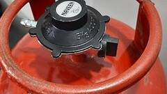 सिलेंडर का रेगुलेटर बंद कर देंगे तो ज्यादा दिन तक चलेगा, जानिए जवाब