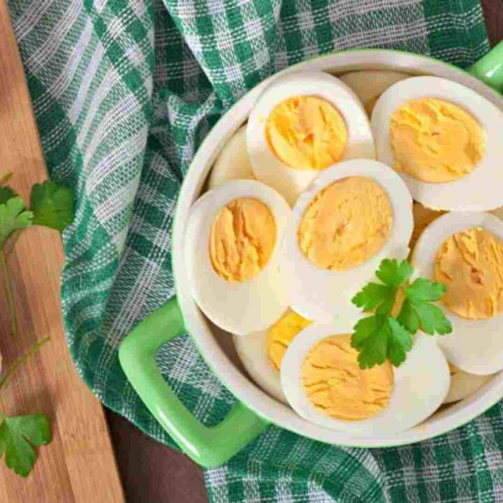 ਜੇਕਰ ਤੁਸੀਂ ਗਰਮੀਆਂ ਦੇ ਮੌਸਮ 'ਚ ਆਂਡੇ ਖਾਂਦੇ ਹੋ ਤਾਂ ਕੋਸ਼ਿਸ਼ ਕਰੋ ਕਿ ਇਕ ਜਾਂ ਦੋ ਤੋਂ ਜ਼ਿਆਦਾ ਅੰਡੇ ਨਾ ਖਾਓ, ਨਹੀਂ ਤਾਂ ਤੁਹਾਨੂੰ ਬਲੋਟਿੰਗ, ਬਦਹਜ਼ਮੀ ਵਰਗੀਆਂ ਸਮੱਸਿਆਵਾਂ ਦਾ ਸਾਹਮਣਾ ਕਰਨਾ ਪੈ ਸਕਦਾ ਹੈ। ਨਾਲ ਹੀ, ਜ਼ਿਆਦਾ ਆਂਡਾ ਖਾਣ ਨਾਲ ਵੀ ਸਰੀਰ ਦਾ ਤਾਪਮਾਨ ਵਧ ਸਕਦਾ ਹੈ।