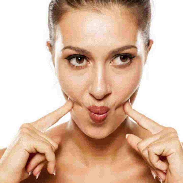 ਸੈਲਫੀ ਵਿੱਚ ਪਾਊਟ ਬਣਾਉਣ ਦਾ ਰੁਝਾਨ ਬਹੁਤ ਪੁਰਾਣਾ ਹੈ। ਪਰ ਕੀ ਤੁਸੀਂ ਜਾਣਦੇ ਹੋ ਕਿ ਪਾਊਟ ਤੁਹਾਨੂੰ ਲਾਭ ਵੀ ਦੇ ਸਕਦਾ ਹੈ। ਪਾਉਟ ਇਕ ਤਰ੍ਹਾਂ ਦੀ ਕਸਰਤ ਹੈ ਜਿਸ ਨੂੰ ਕਰਨ ਨਾਲ ਤੁਸੀਂ ਡਬਲ ਚਿਨ ਤੋਂ ਛੁਟਕਾਰਾ ਪਾ ਸਕਦੇ ਹੋ।