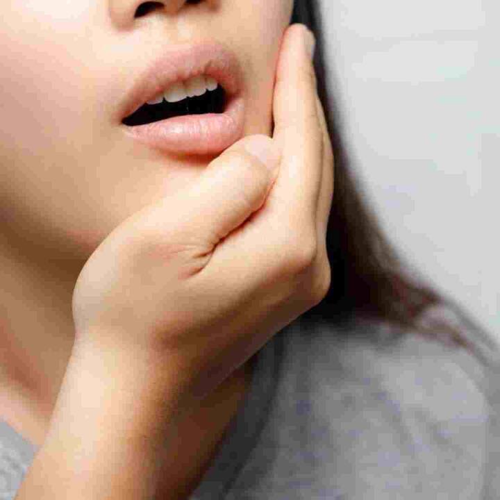 ਦੰਦਾਂ ਦੀ ਸਫਾਈ ਦੀ ਘਾਟ ਕਾਰਨ ਦੰਦਾਂ ਵਿੱਚ ਦਰਦ ਜਾਂ ਕੈਵਿਟੀ ਹੋ ਸਕਦੀ ਹੈ। ਇਸ ਤੋਂ ਇਲਾਵਾ ਬਹੁਤ ਜ਼ਿਆਦਾ ਮਿਠਾਈਆਂ ਦਾ ਸੇਵਨ ਅਤੇ ਕੈਲਸ਼ੀਅਮ ਦੀ ਕਮੀ ਵੀ ਦੰਦਾਂ ਦਾ ਦਰਦ ਪੈਦਾ ਕਰ ਸਕਦੀ ਹੈ। ਫਿਲਹਾਲ ਆਓ ਜਾਣਦੇ ਹਾਂ ਦੰਦਾਂ ਦੇ ਦਰਦ ਤੋਂ ਛੁਟਕਾਰਾ ਪਾਉਣ ਲਈ ਕਿਹੜੀਆਂ ਚੀਜ਼ਾਂ ਫਾਇਦੇਮੰਦ ਹੋ ਸਕਦੀਆਂ ਹਨ।