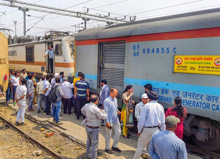 वहीं ट्रेनों में बिजली बिल की बात करें तो रेलवे प्रति यूनिट इलेक्ट्रिसिटी के लिए लगभग 6.50 रुपये का भुगतान करता है. ऐसे में 1 किलोमीटर चलने पर यदि 20 यूनिट बिजली की खपत होती है तो एक किलोमीटर का कुल खर्च 130 रुपये आता है.