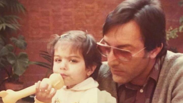 সোহা আলি খান একটি পুরনো ছবি পোস্ট করেন বাবা ও তারকা ক্রিকেটার মনসুর আলি খান পটৌডির সঙ্গে। ছবি: ইনস্টাগ্রাম