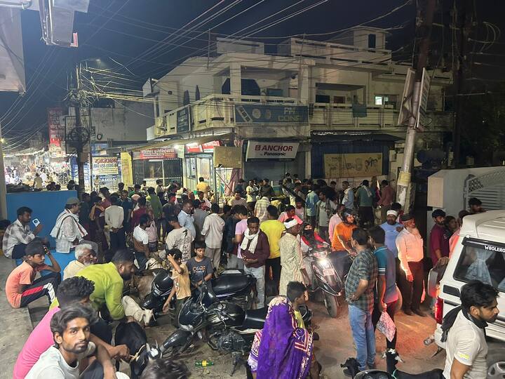 ईदगाह मुबारक खां शहीद नार्मल, मुकीम शाह जामा मस्जिद बुलाकीपुर, गाजी मस्जिद गाजी रौजा, ईदगाह बहरामपुर, ईदगाह फतेहपुर, चिश्तिया मस्जिद बक्शीपुर, ईदगाह बेनीगंज, जामा मस्जिद रसूलपुर, मरकजी मदीना जामा मस्जिद रेती,जामा मस्जिद उर्दू बाजार, जामा मस्जिद सुब्हानिया तकिया कवलदह, मदरसा दारूल उलूम हुसैनिया दीवान बाजार, सब्जपोश हाउस मस्जिद जाफरा बाज़ार, सुन्नी बहादुरिया जामा मस्जिद रहमतनगर, गौसिया जामा मस्जिद छोटे काजीपुर सहित सभी इबादतगाहों में भीड़ उमड़ी.