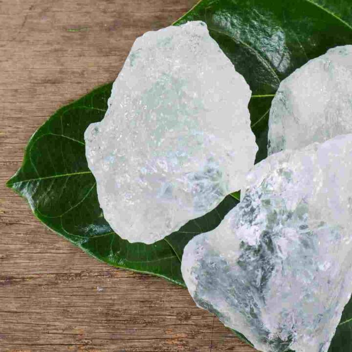 ਨਮਕ ਤੋਂ ਇਲਾਵਾ ਜੇਕਰ ਤੁਹਾਡੇ ਘਰ 'ਚ ਫਟਕਰੀ ਹੈ ਤਾਂ ਉਸ ਨੂੰ ਗਰਮ ਪਾਣੀ 'ਚ ਮਿਲਾ ਕੇ ਗਾਰਗਲ ਕਰਨ ਨਾਲ ਵੀ ਦੰਦਾਂ ਦੇ ਦਰਦ ਤੋਂ ਕੁਝ ਹੀ ਸਮੇਂ 'ਚ ਰਾਹਤ ਮਿਲਦੀ ਹੈ। ਇਸ ਤੋਂ ਇਲਾਵਾ ਮੂੰਹ ਦੇ ਛਾਲਿਆਂ ਤੋਂ ਛੁਟਕਾਰਾ ਦਿਵਾਉਣ 'ਚ ਵੀ ਫਟਕਰੀ ਕਾਰਗਰ ਹੈ।