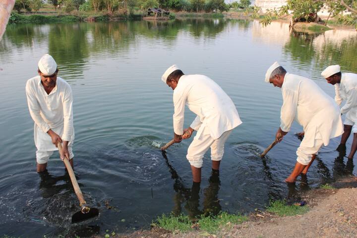 नेताजी सुभाष चंद्र बोस सेंट्रल जेल के जेलर मदन कमलेश ने बताया कि जल गंगा संवर्धन अभियान के तहत बंदियों ने रविवार (16 जून) को तालाब में श्रमदान किया.इस दौरान बंदियों ने जेल में बने तालाब की साफ-सफाई की.