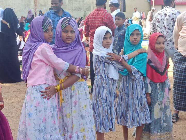 கட்டித்தழுவி குழந்தைகள் பக்ரீத் பண்டிகை வாழ்த்துக்கள் தெரிவித்துக் கொண்டனர்.